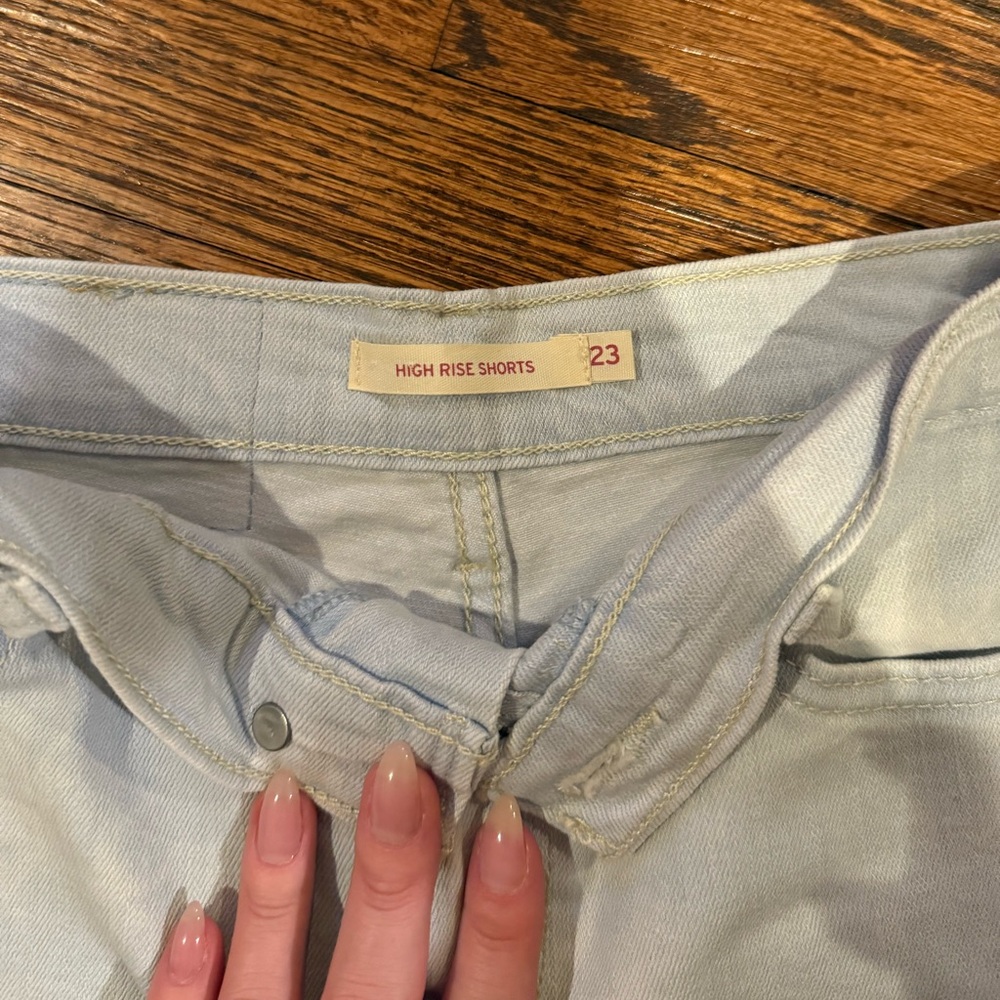 High Rise Light Denim Levi’s Shorts - Picture 3 of 3